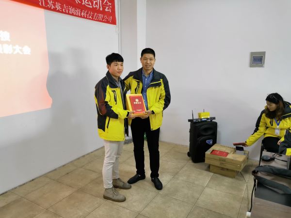 總經(jīng)理為優(yōu)秀員工頒獎(jiǎng)