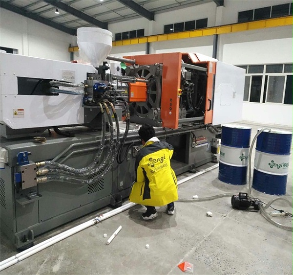 英吉注塑機(jī)液壓油換油現(xiàn)場(chǎng)