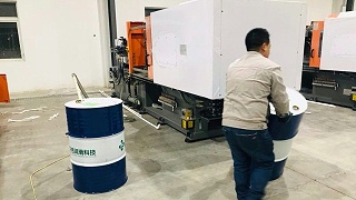 英吉注塑機(jī)液壓油換油現(xiàn)場