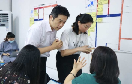 公司管理咨詢、戰(zhàn)略咨詢、運(yùn)營(yíng)咨詢?nèi)叩牟顒e